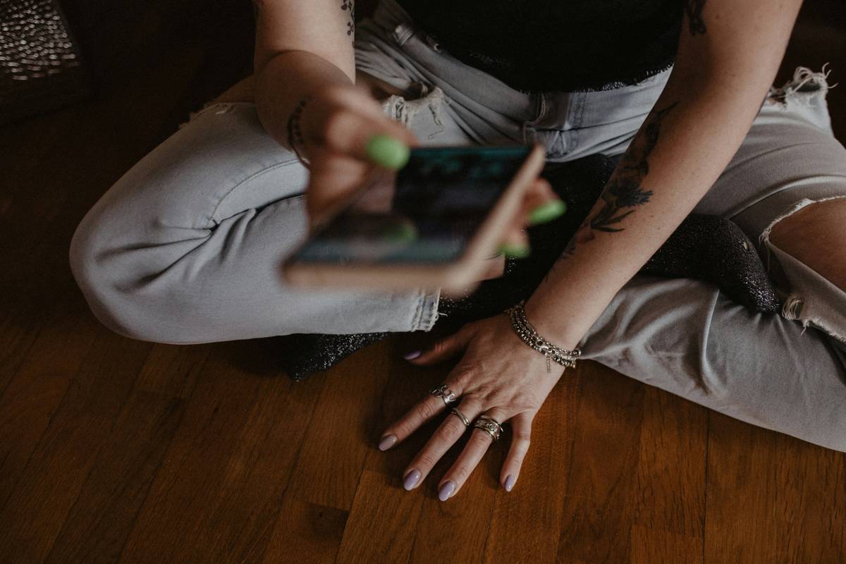 How to Master Your Midday Stress Detox with Stress Management Apps