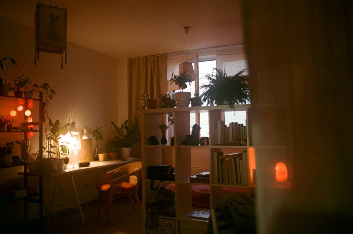 Infographic showing how relaxing light panels reduce cortisol and increase parasympathetic activity via retinal-SCN pathway