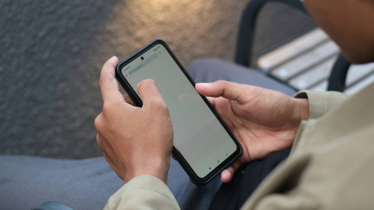 Bar chart comparing effectiveness of stress management apps using CBT, mindfulness, and biofeedback vs generic relaxation apps