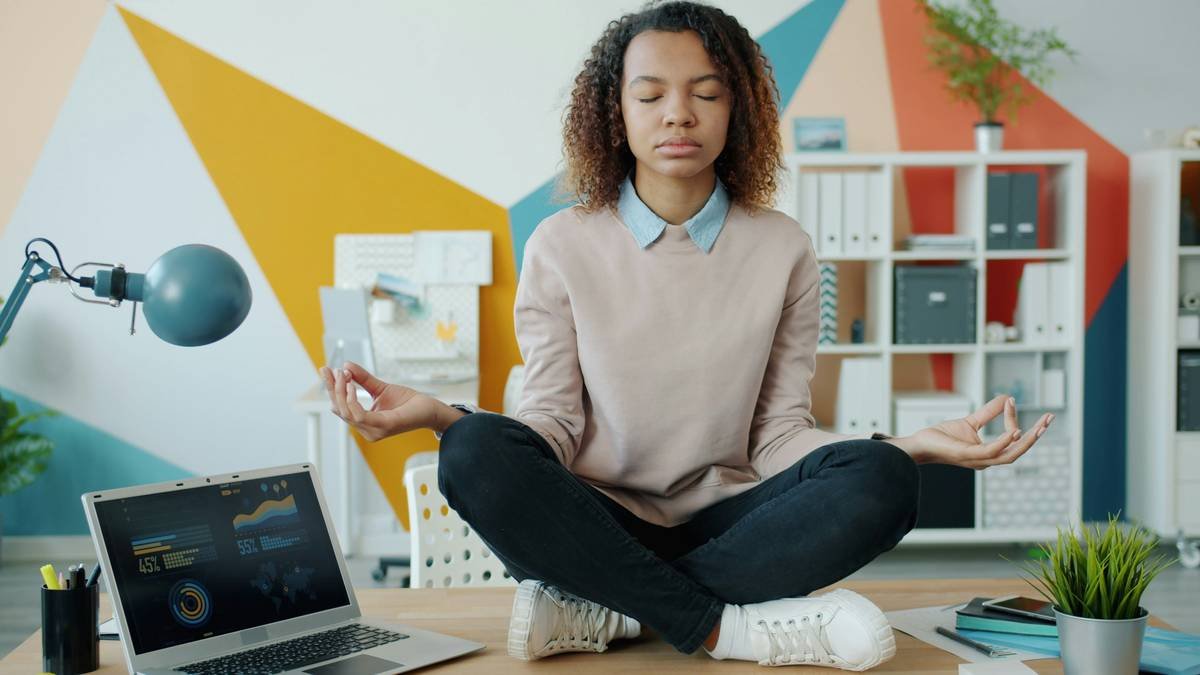 Infographic comparing everyday stress vs clinical burnout: stress shows short spikes with recovery; burnout shows flatlined energy, emotional numbness, and declining performance over months