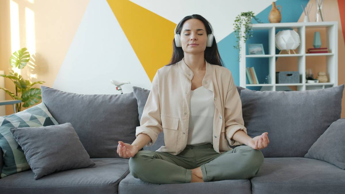 Infographic showing how a tension relief remote works: user triggers app → app delivers 60-90s biofeedback/breathing exercise → nervous system shifts from sympathetic to parasympathetic state within minutes