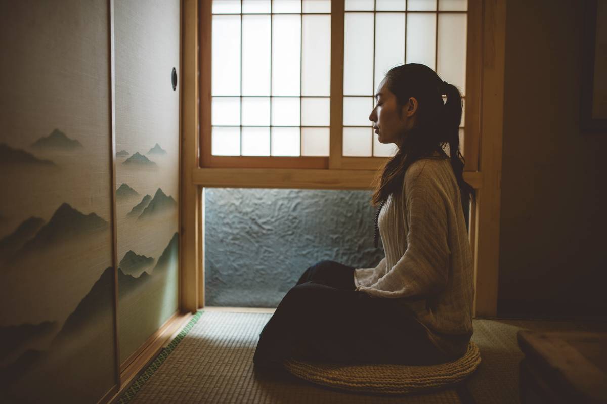 sit in meditation